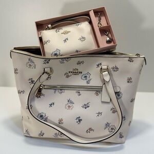 COACH 2pc Gallery Tote Bag Dandelion Floral Print and Boxed Corner Zip Wristlet
